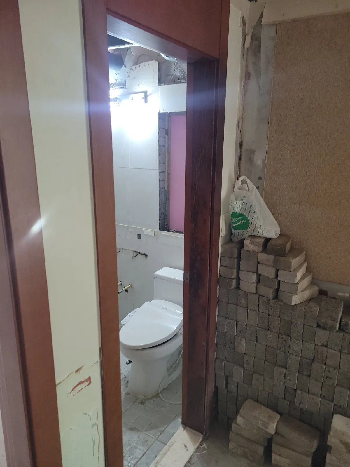 누수로 썩은 화장실 문틀 부분 교체 시공 전 사진