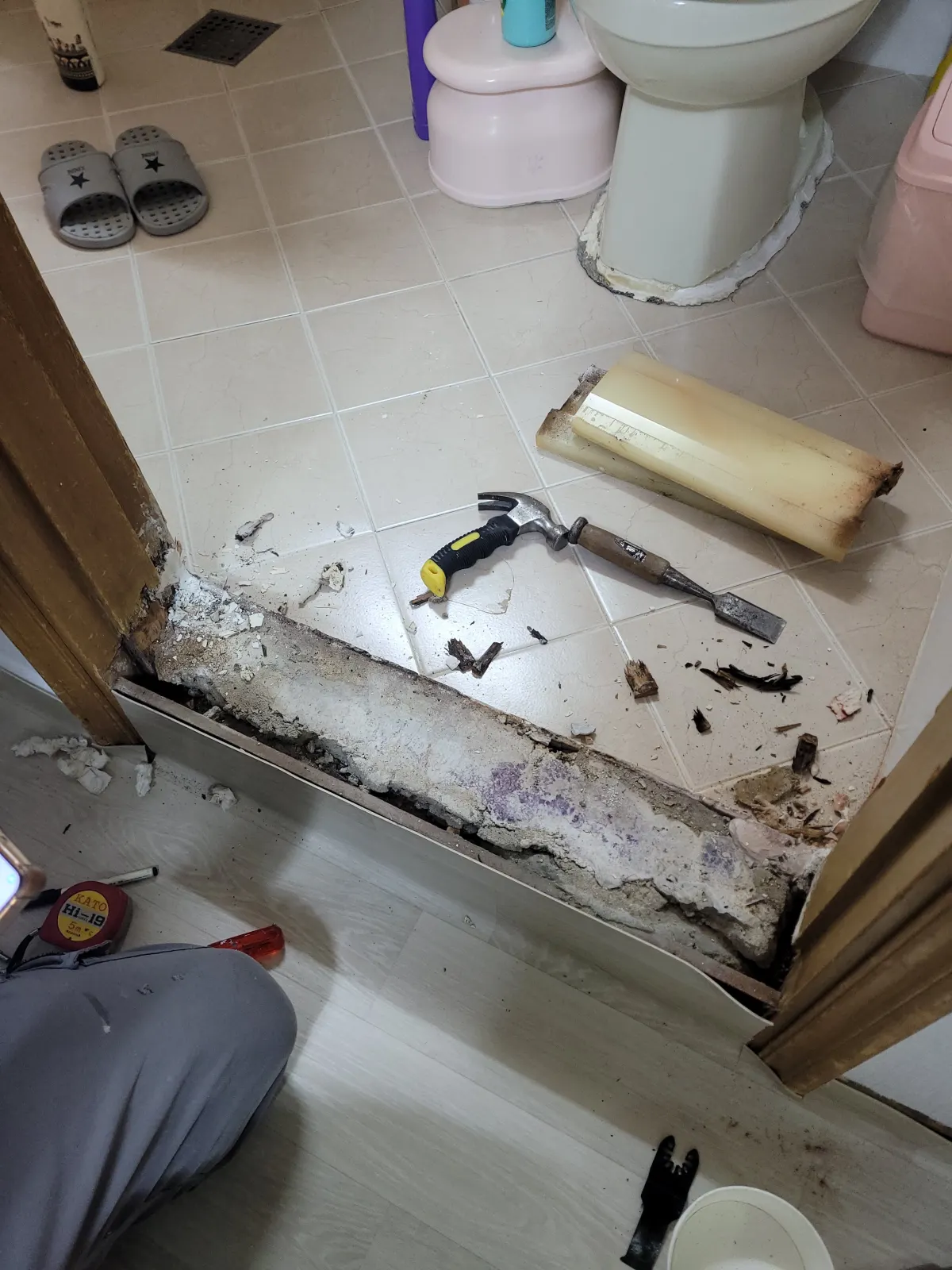 화장실 파손된 대리석 문턱 교체 시공 과정 사진