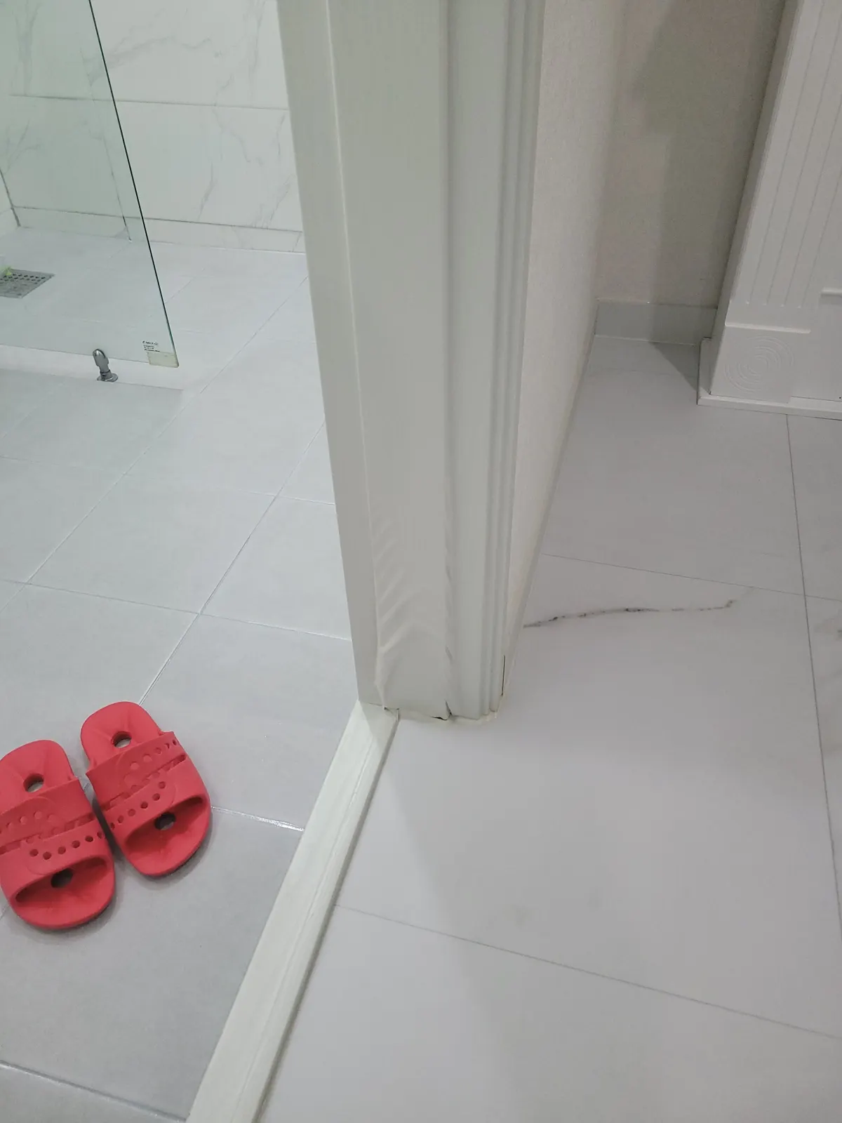 화장실 물먹은 몰딩 교체 시공 전 사진