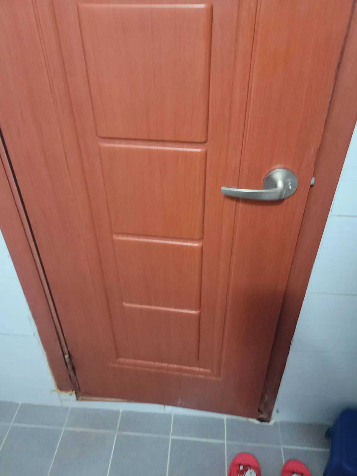 물먹어 부풀어 오른 화장실 문틀 교체 시공 전 사진