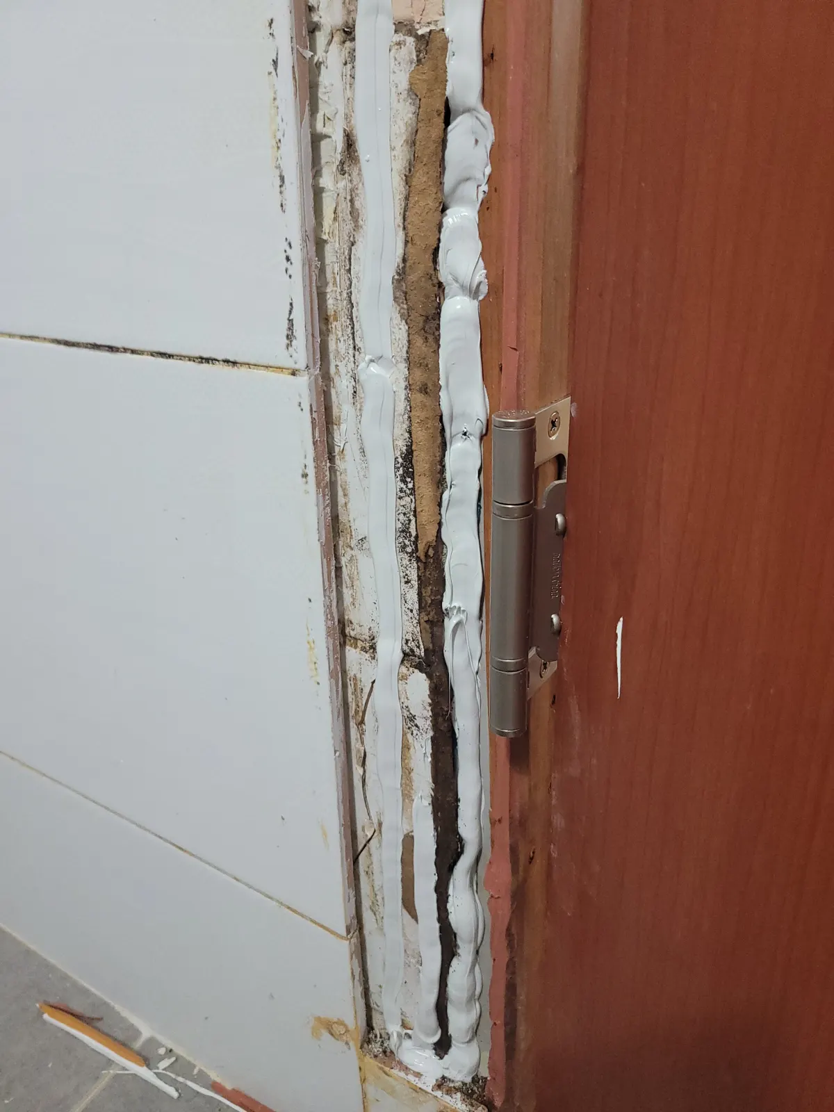 물먹어 부풀어 오른 화장실 문틀 교체 시공 과정 사진