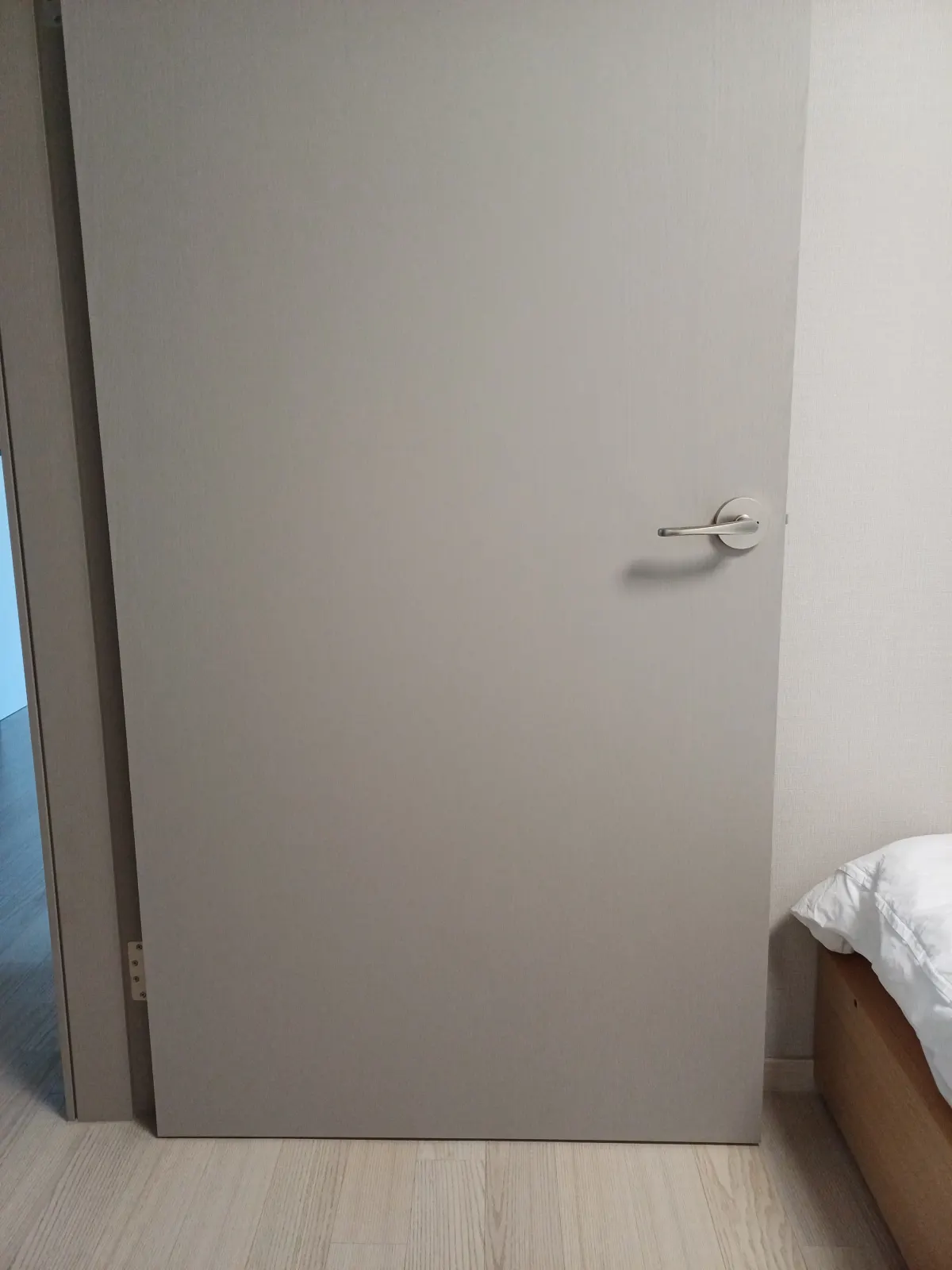 충격으로 구멍난 문 필름 보수 시공 후 경기 하남시 미사동