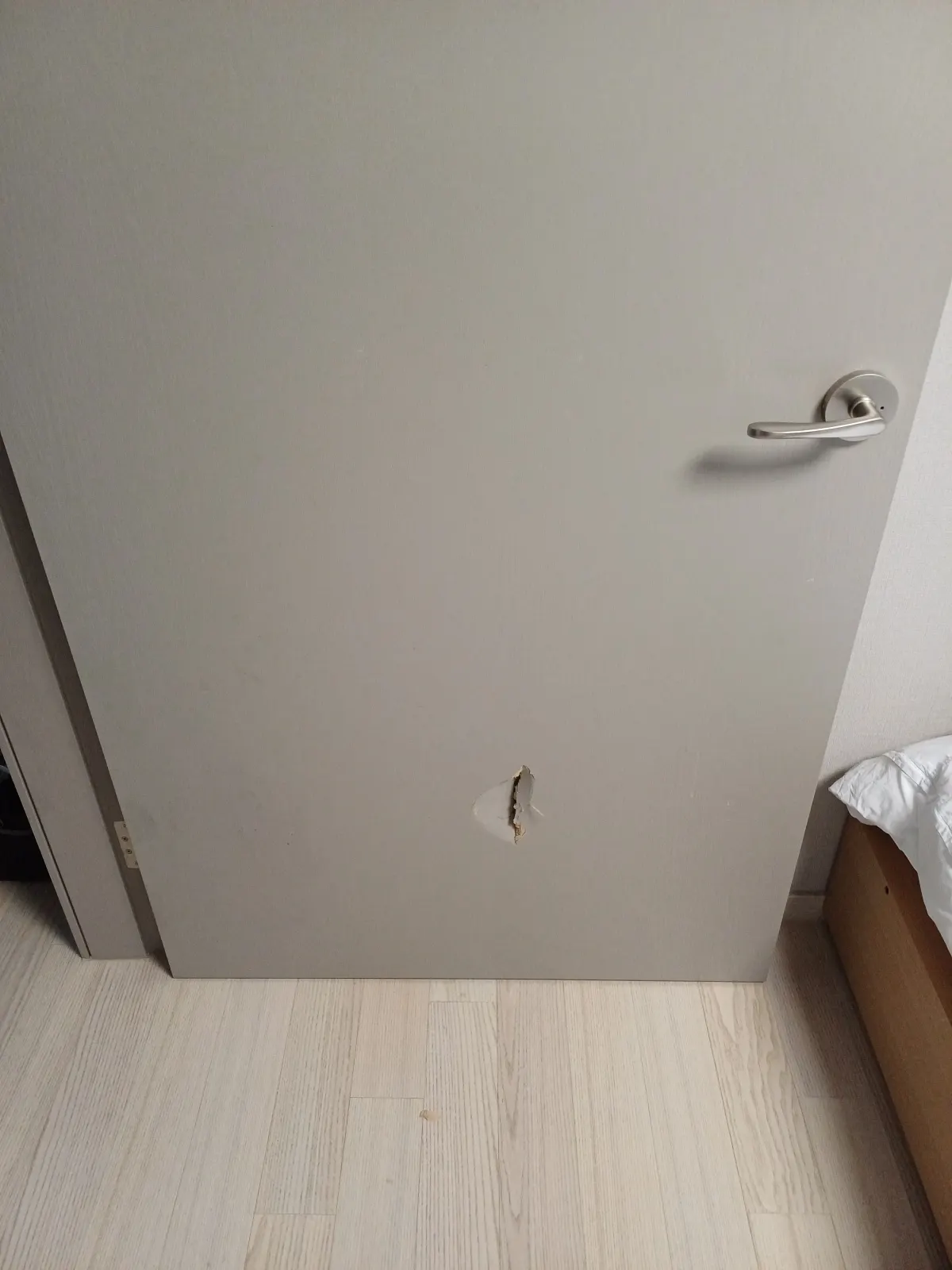 충격으로 구멍난 문 필름 보수 시공 전 사진