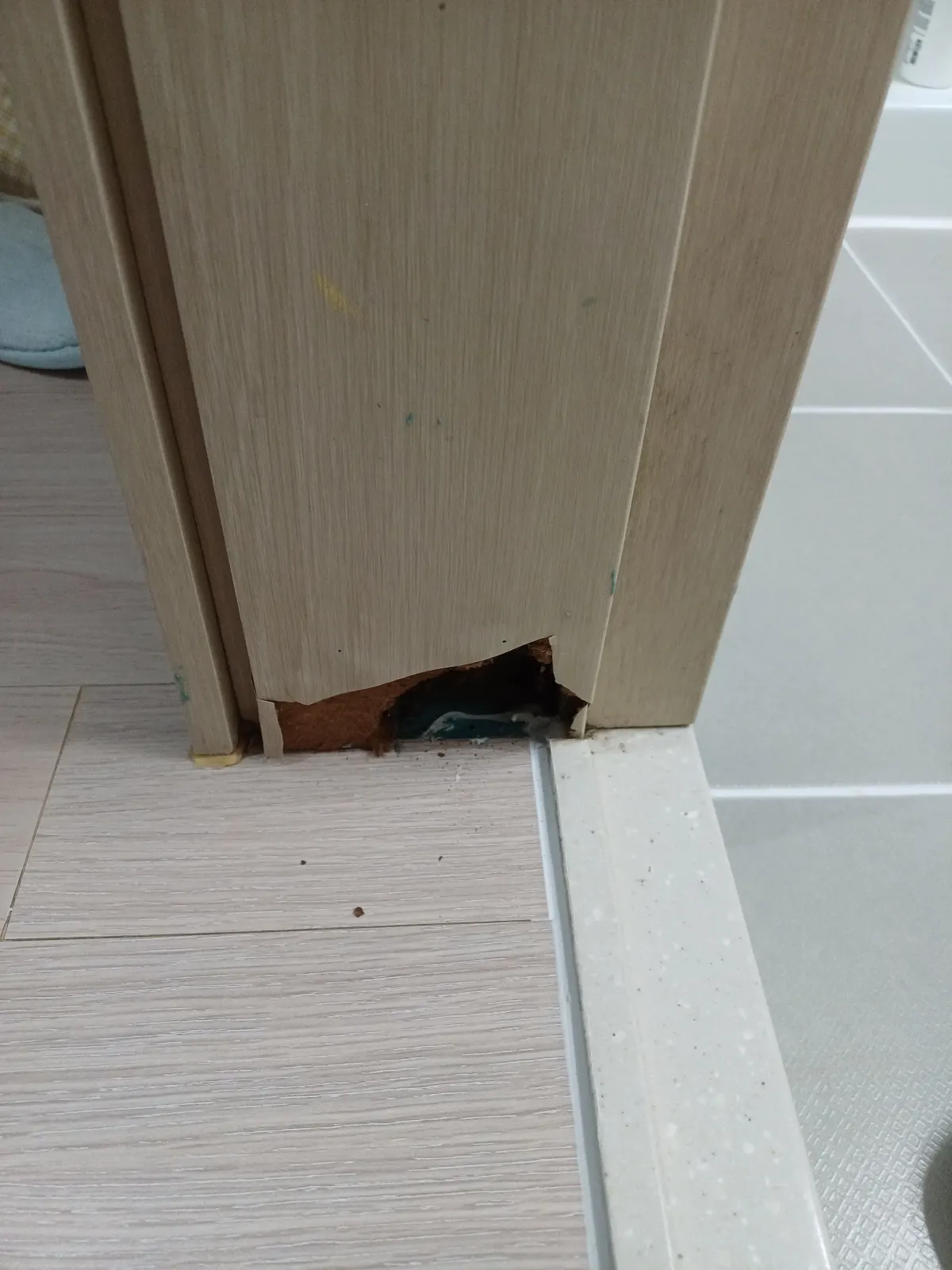화장실 문몰딩 물부풀음 필름 재시공 시공 전 사진