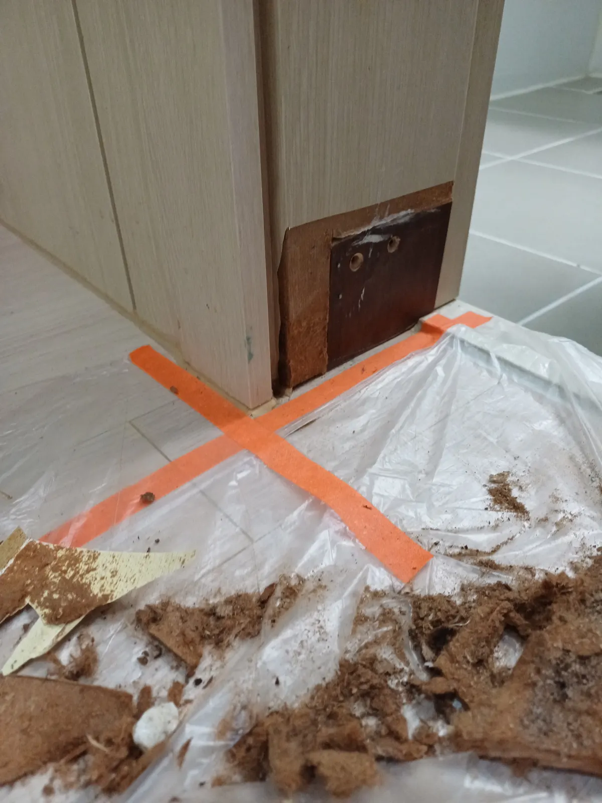 화장실 문몰딩 물부풀음 필름 재시공 시공 과정 사진